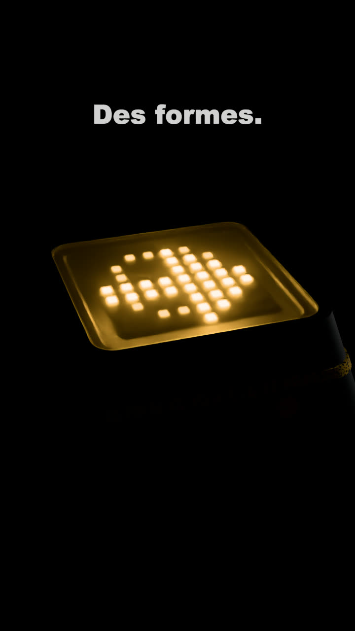 La matrice de 64 LED affiche des formes et des chiffres — chaque consigne peut devenir un choix.