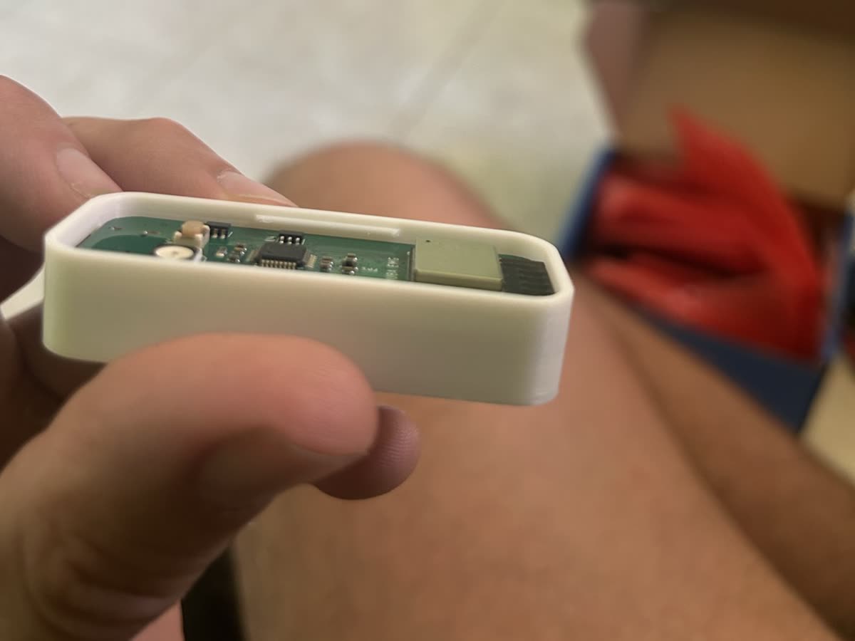 Le tout premier boîtier imprimé, ouvert : la carte Ouba EMG et son module radio.