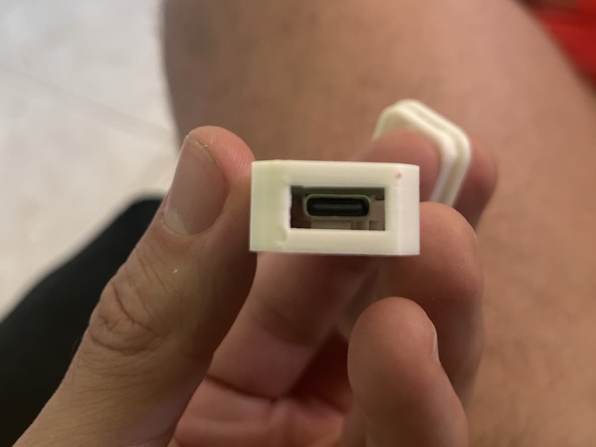 La découpe USB-C du premier boîtier — l'ajustement se joue au dixième de millimètre.