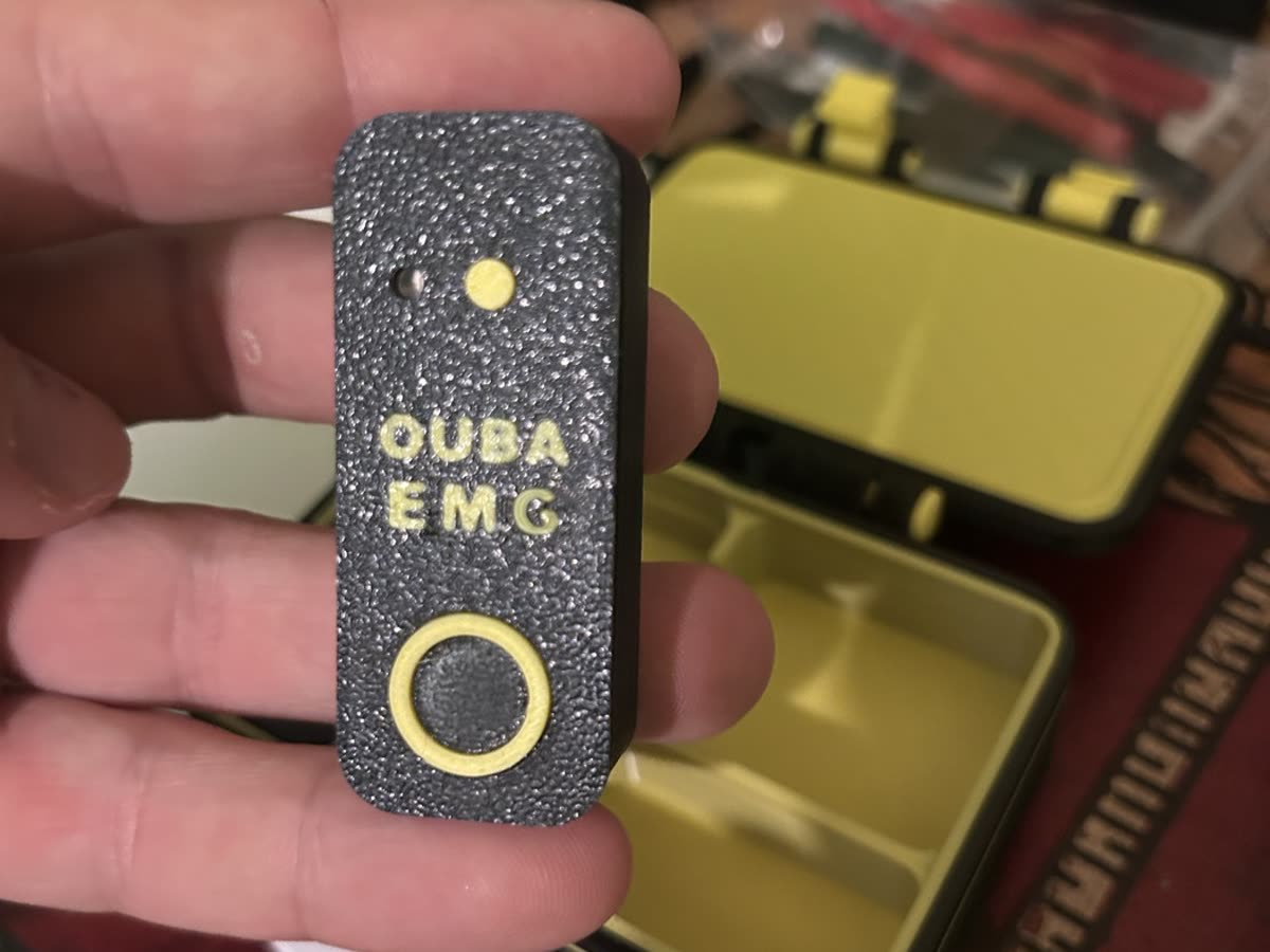 Le capteur V1 en main : coque imprimée texturée, marquages jaunes, LED d'état.